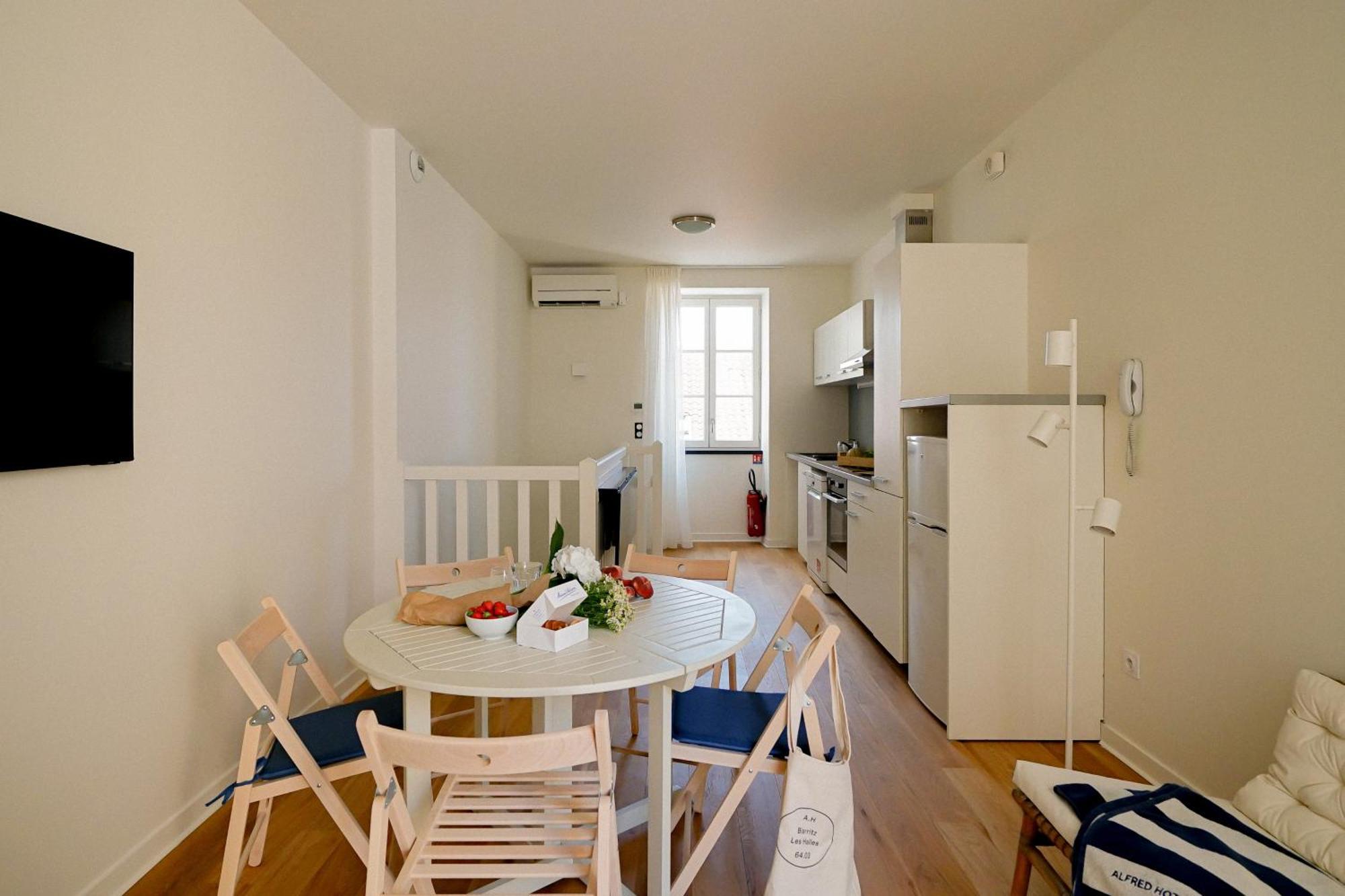 Alfred Hotels Les Halles Biarritz Bagian luar foto