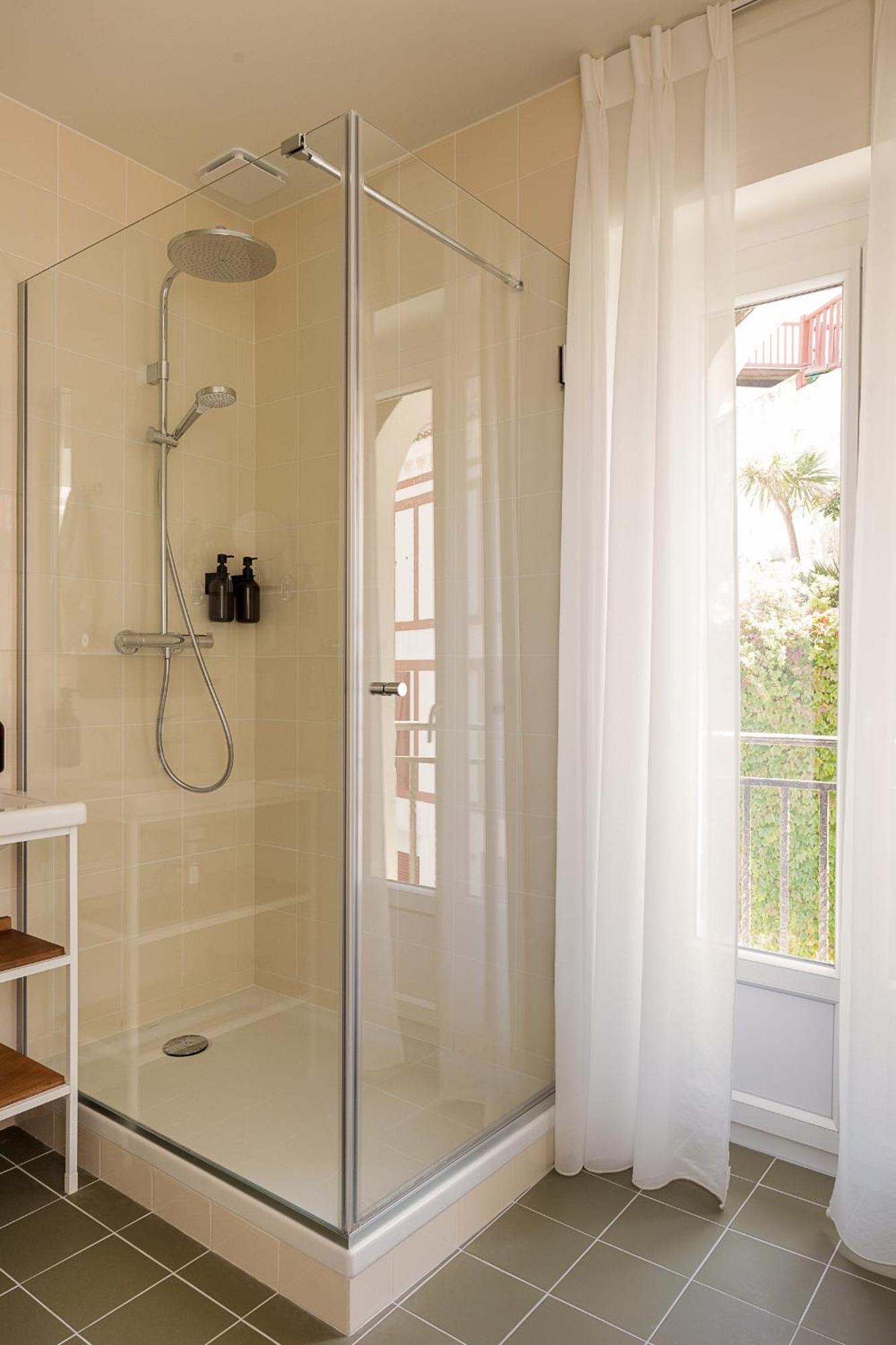 Alfred Hotels Les Halles Biarritz Bagian luar foto