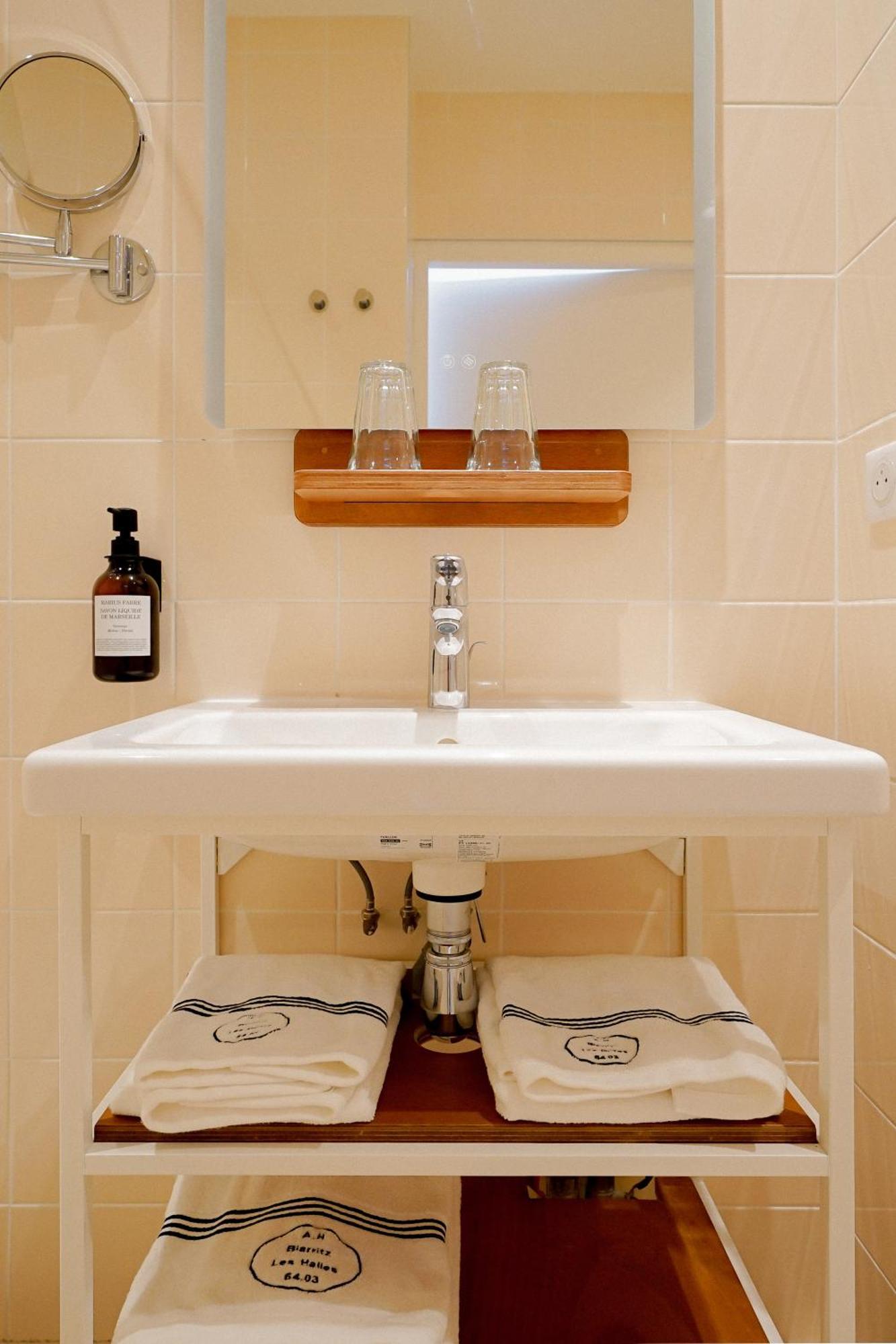 Alfred Hotels Les Halles Biarritz Bagian luar foto