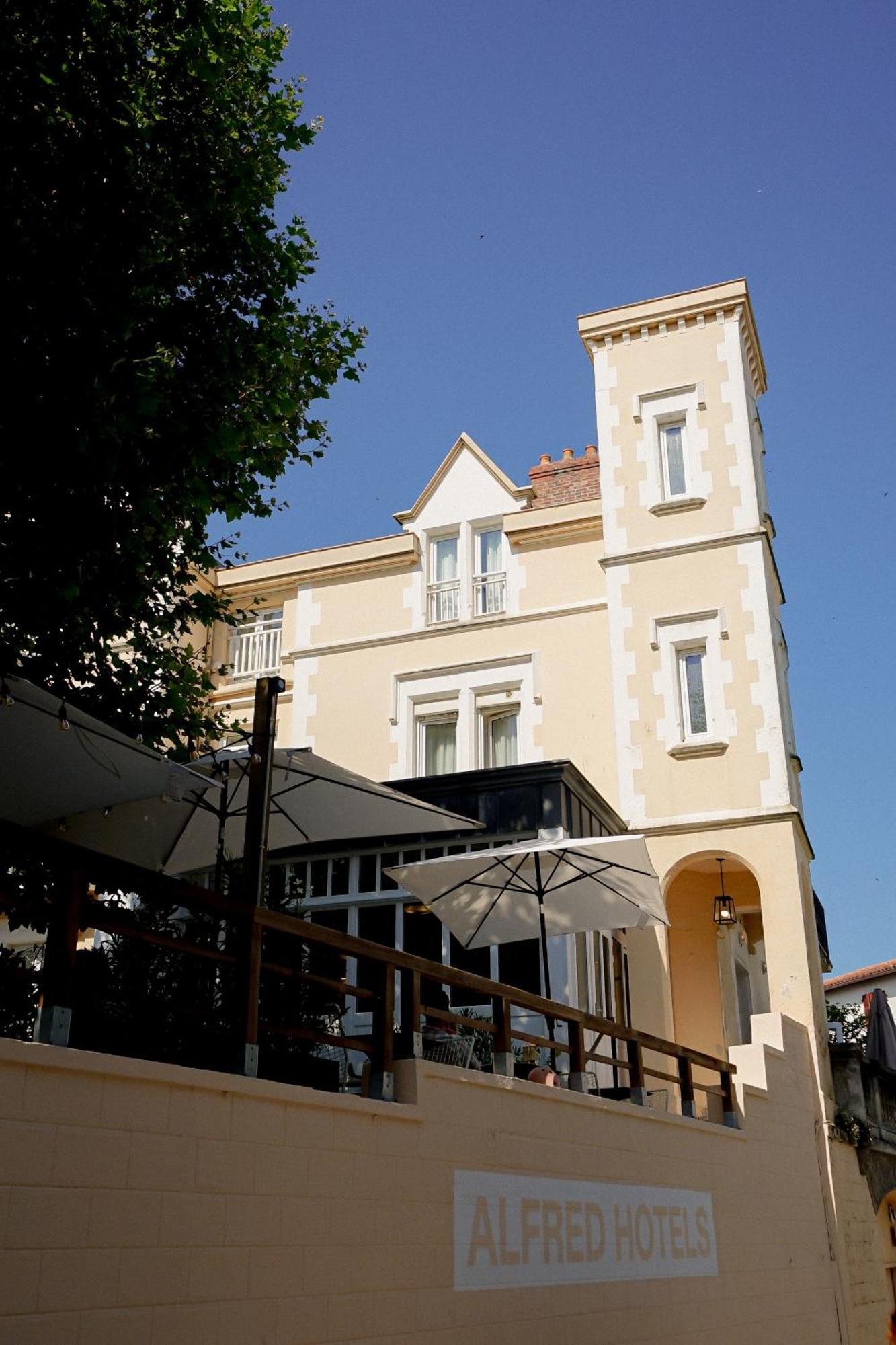 Alfred Hotels Les Halles Biarritz Bagian luar foto