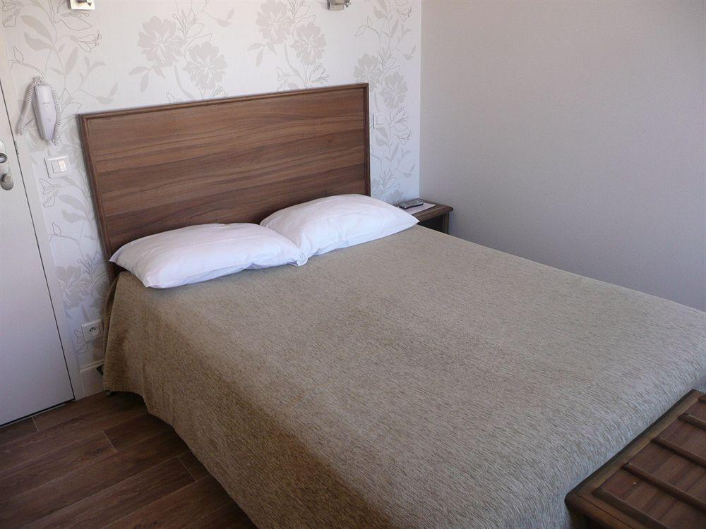 Alfred Hotels Les Halles Biarritz Bagian luar foto